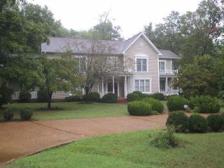 102 Kippsford Ct, Columbia, TN 38401-5702
