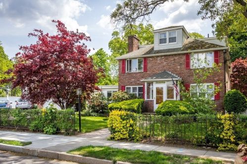 144 Side Pkwy, Newton, MA 02458-1847