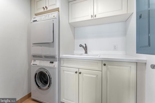 241 6th St, Philadelphia PA  19106-3723 exterior