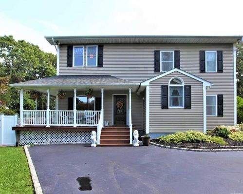 1 Clinton Ct, Scotts Beach, NY 11789-2912