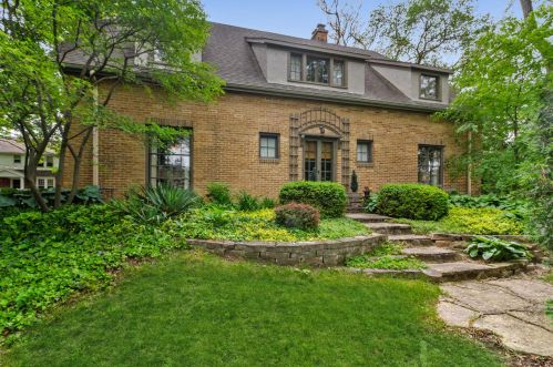 417 Lake Shore Dr, Lake Geneva, WI 53147-2128