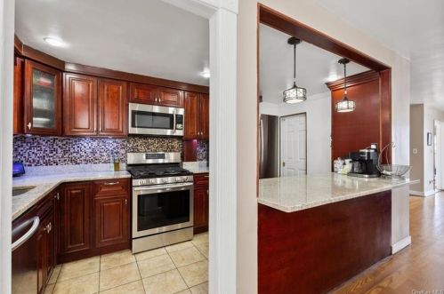 2543 Tiemann Ave, Bronx NY  10469-6111 exterior