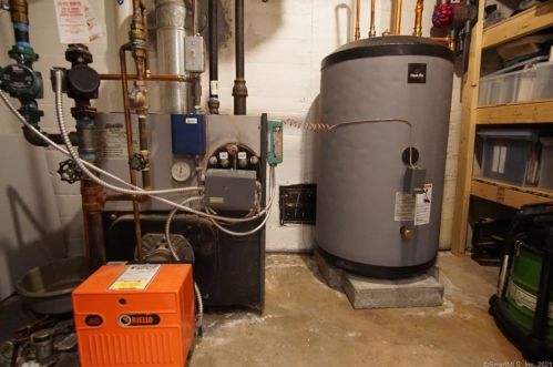 31 Willard Rd, Manchester CT  06042-3352 exterior