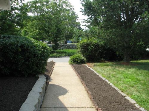 107 Clark Ln, Waterford, CT 06385-2120