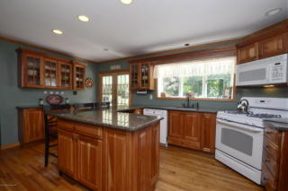 786 Park Ave, Belford, NJ 07718-1135