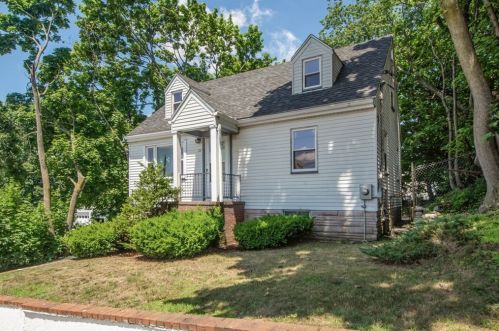 32 Hooper St, Chelsea, MA 02150-3118