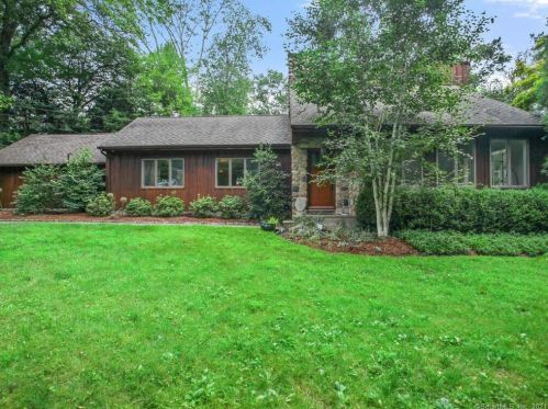 318 Erskine Rd, Stamford, CT 06903-1001