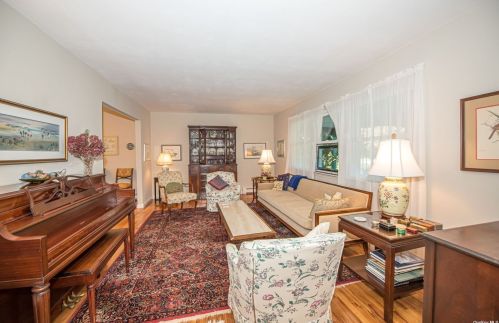23 Royal Way, Shoreham, NY 11786-1947