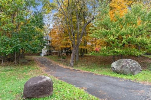 138 Dawn Dr, Westtown, NY 10998-2825