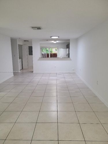 195 4th St, Hialeah, FL 33010-7000