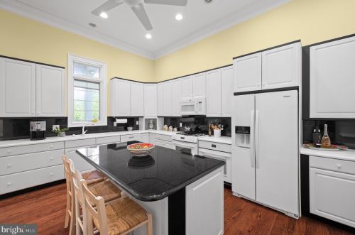 100 Deer Vly Ln, Wilmington DE  19807-1912 exterior