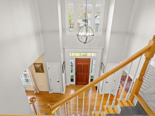 17 Roseview Ct, Bridgeport CT  06611-2078 exterior