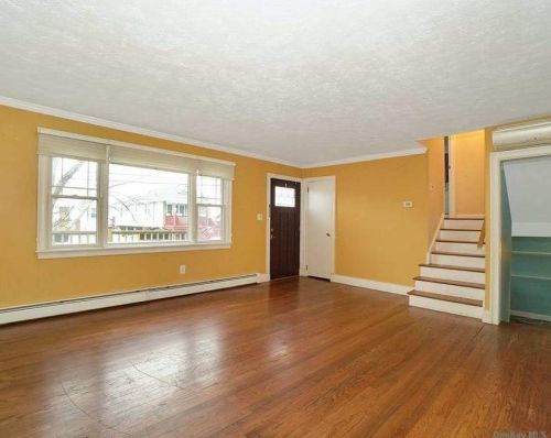 915 5th St, North Lindenhurst, NY 11757-5627