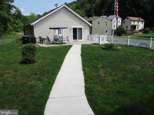 27 Eaton St, Schuylkill Haven PA  17972-1022 exterior