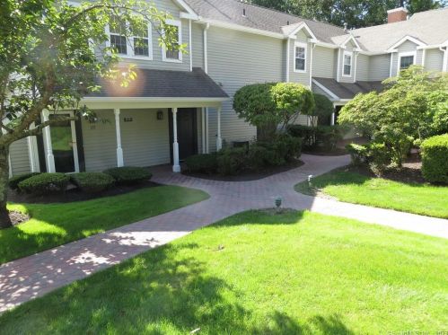135 Mayfield Dr, Bridgeport, CT 06611-2357