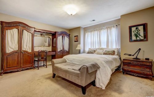 127 Cinnamon Ct, Huntington Station NY  11747-8711 exterior