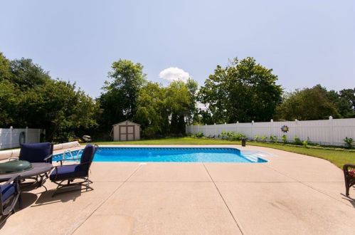 19 Casey Dr, Middletown RI  02842-6224 exterior