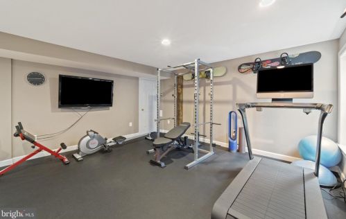 8168 Gilroy Dr, Lorton VA 22079-2936 exterior