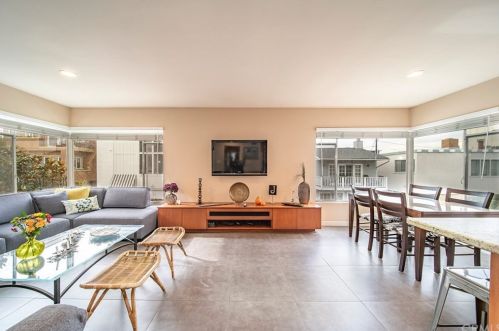 64 63rd Pl, Long Beach, CA 90803-5674