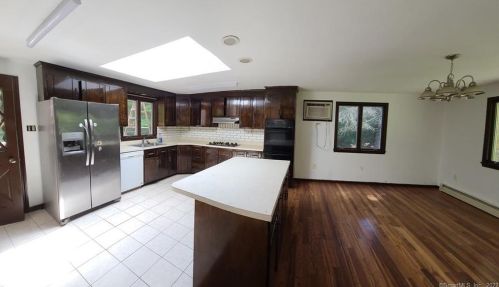 15 Chris Dr, Uncasville, CT 06382-1138