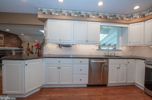 614 Westwind Dr, Berwyn PA  19312-1144 exterior