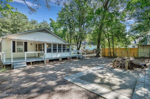 2704 Oaklawn St, Beaufort SC  29902-4335 exterior