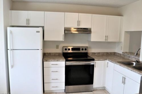 3705 Amberly Cir, Naples, FL 34112-2832