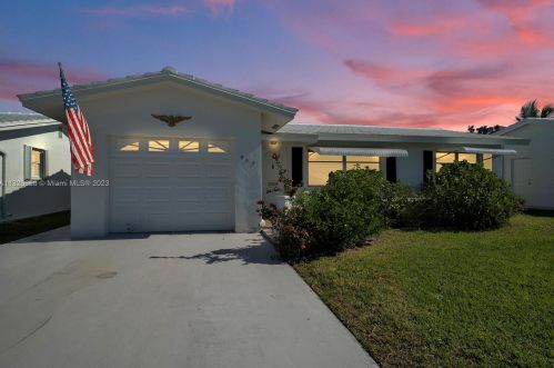 902 18th St, Boynton Beach, FL 33426-5429