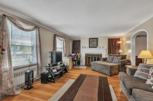 124 Ansonia St, Hartford CT  06106-4002 exterior