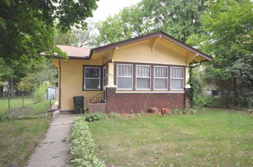 611 Sumner St, Waterloo IA  50703-3147 exterior