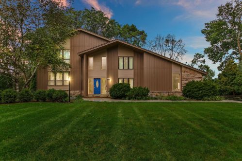 3010 Woodland Ct, Thiensville, WI 53092-2326