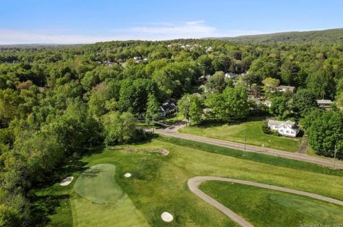 1 Barn Hill Rd, Bloomfield CT  06002-1218 exterior