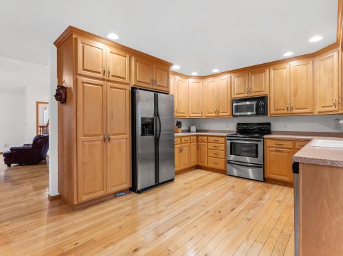 1203 Lake Bluff Ct, Cleveland, WI 53015-1590