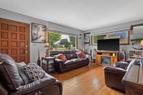 6240 Kinnickinnic Riv Pkwy, Milwaukee WI 53219-3010 exterior