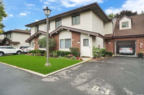 83 Cambridge Dr, Copiague, NY 11726-3235