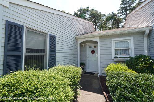 12 Raymond Ct, Lakewood, NJ 08701-7316