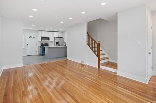 2940 Throop Ave, Bronx, NY 10469-5223