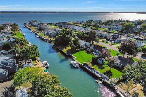 21 Tarpon Rd, East Quogue, NY 11942-4900