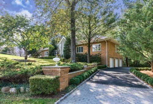 700 Jane Dr, Franklin Lakes, NJ 07417-2927