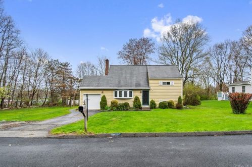 3458 Spruce St, Mohegan Lake, NY 10547-1415