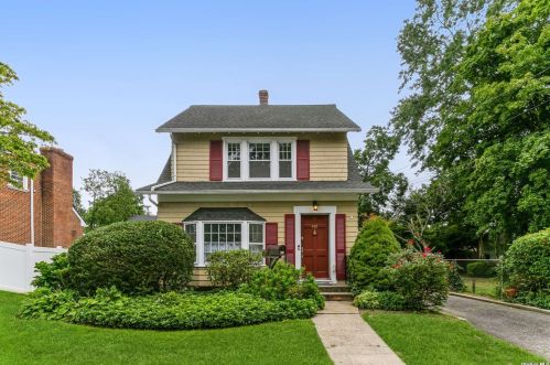 418 Willow St, Westbury, NY 11590-2318