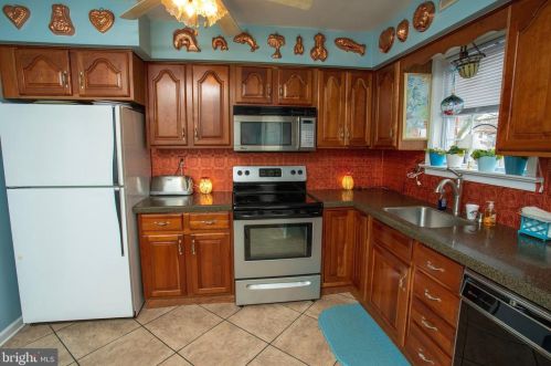 2066 Harbour Dr, Palmyra NJ 08065-1111 exterior