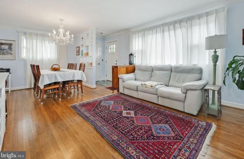 6917 Kingwood Dr, Falls Church VA  22042-3809 exterior