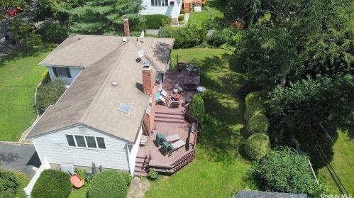 10 Maspeth Dr, Huntington Station, NY 11747-1218
