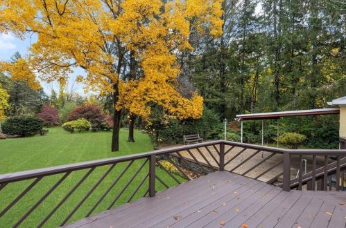 61 Knotty Oak Rd, Coventry RI  02816-8306 exterior