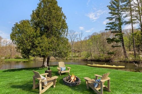 5 Crossroad Ct, Stormville, NY 12582-5805