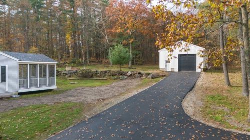 8 Walnut Hill Rd, Sandown NH  03873-2305 exterior