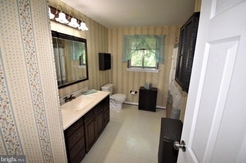 13 Saxony Dr, Riverton NJ  08077-4389 exterior