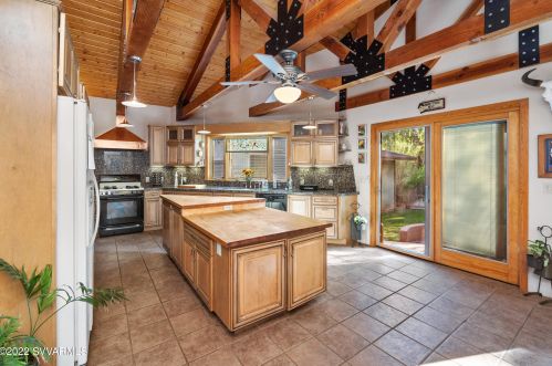 305 Mtn Shadows Dr, Sedona AZ 86336-3929 exterior