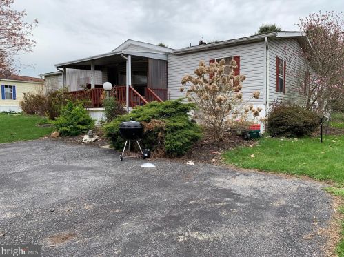 1002 Redwood Dr, Breinigsville PA  18031-1627 exterior